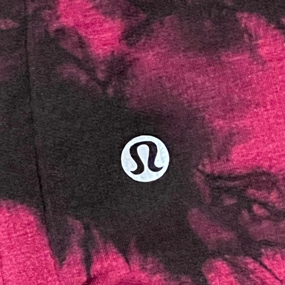 Lululemon flow and go crop, size 4, wine berry red black tie dye - Picture 4 of 6